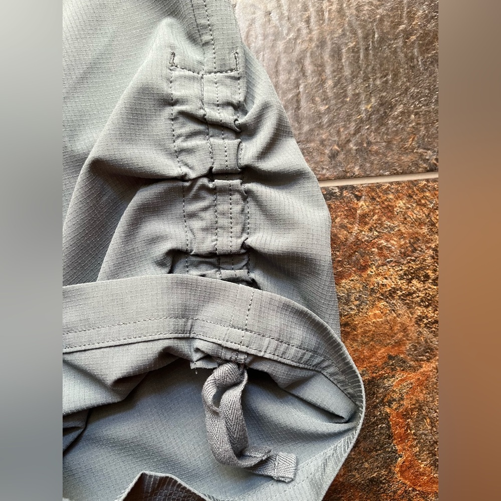 Women’s Eddie Bauer gray rip stop crop capri cargo hiking trail pant. Size 14 - Picture 10 of 16